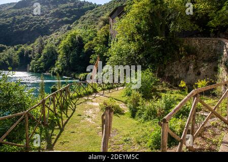 petit jardin en pilotis sur la rivière avec de l'eau bleue Banque D'Images