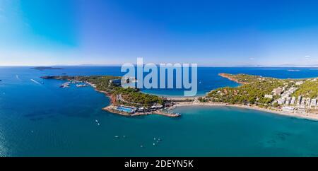 Riviera d'Athènes, côte sud, Grèce. Asteras Vouliagmeni hôtel de luxe vue aérienne drone. Eau de mer turquoise transparente et plage de sable, ensoleillée Banque D'Images