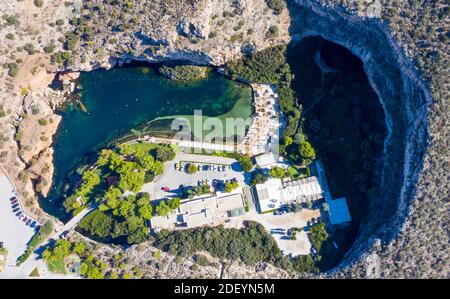 Athènes Grèce vue aérienne de drone sur le lac Vouliagmeni, eau minérale thermique avec des capacités de guérison, spa de luxe, jour d'été ensoleillé. Banque D'Images