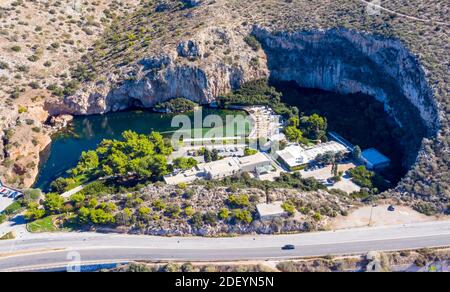 Spa de santé du lac de Vouliagmeni, vue aérienne sur les drones, eau minérale thermique avec des capacités de guérison, jour d'été ensoleillé. Athènes Grèce. Banque D'Images