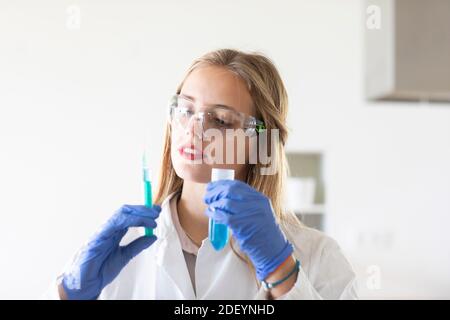 un jeune étudiant apprend un essai scientifique dans un laboratoire Banque D'Images