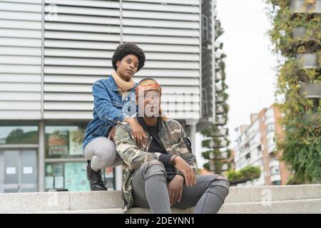 Couple de mariage africain assis sur les escaliers Banque D'Images