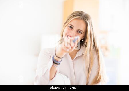 jeune femme avec un crayon et un folio dans un bureau travaillant Banque D'Images