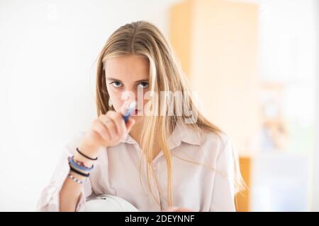 jeune femme avec un crayon et un folio dans un bureau travaillant Banque D'Images
