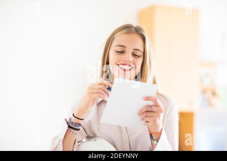 jeune femme avec un crayon et un folio dans un bureau travaillant Banque D'Images