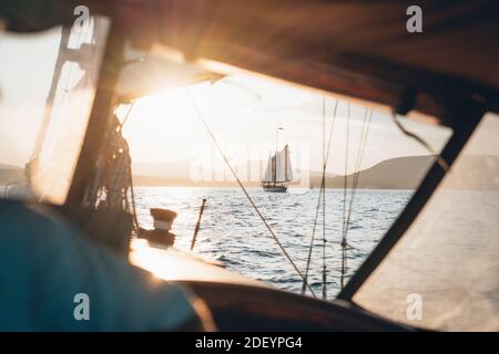 Une goélette au large de la côte du Maine vue à travers un bateau ouvrir la fenêtre Banque D'Images