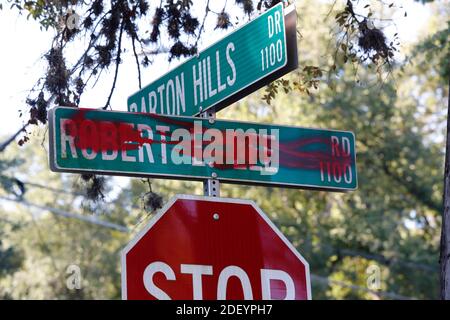 21 août 2017, Austin TX USA: Un panneau de rue Robert E. Lee dans le quartier de Barton Hills après plus tôt dans la matinée, les travailleurs ont enlevé quatre statues des héros confédérés à l'Université du Texas. Lee était le général commandant des États confédérés de l'armée américaine. Banque D'Images