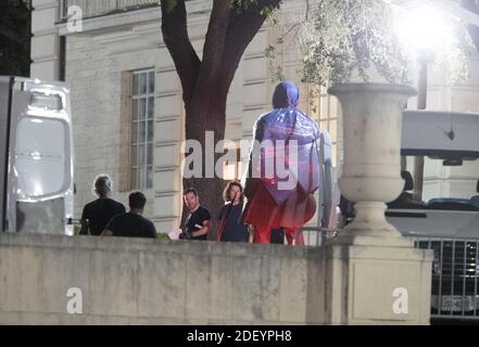 21 août 2017, Austin TX USA: Les travailleurs retirent la deuxième des quatre statues des héros confédérés à l'Université du Texas dans une action surprise de minuit avant que les cours d'automne commencent la semaine prochaine. Les quatre sont Stephen Hogg, Robert E. Lee, Sidney Johnston et John H. Reagan. ©Bob Daemmrich Banque D'Images