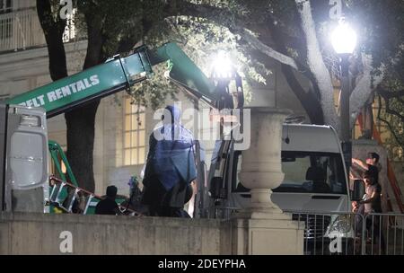 21 août 2017, Austin TX USA: Les travailleurs retirent la deuxième des quatre statues des héros confédérés à l'Université du Texas dans une action surprise de minuit avant que les cours d'automne commencent la semaine prochaine. Les quatre sont Stephen Hogg, Robert E. Lee, Sidney Johnston et John H. Reagan. ©Bob Daemmrich Banque D'Images
