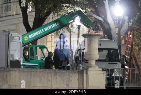21 août 2017, Austin TX USA: Les travailleurs retirent la deuxième des quatre statues des héros confédérés à l'Université du Texas dans une action surprise de minuit avant que les cours d'automne commencent la semaine prochaine. Les quatre sont Stephen Hogg, Robert E. Lee, Sidney Johnston et John H. Reagan. ©Bob Daemmrich Banque D'Images