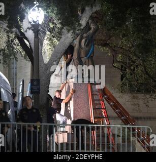 21 août 2017, Austin TX USA: Les travailleurs retirent la deuxième des quatre statues des héros confédérés à l'Université du Texas dans une action surprise de minuit avant que les cours d'automne commencent la semaine prochaine. Les quatre sont Stephen Hogg, Robert E. Lee, Sidney Johnston et John H. Reagan. ©Bob Daemmrich Banque D'Images