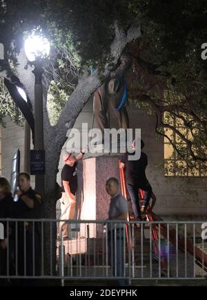 21 août 2017, Austin TX USA: Les travailleurs retirent la deuxième des quatre statues des héros confédérés à l'Université du Texas dans une action surprise de minuit avant que les cours d'automne commencent la semaine prochaine. Les quatre sont Stephen Hogg, Robert E. Lee, Sidney Johnston et John H. Reagan. ©Bob Daemmrich Banque D'Images