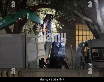 21 août 2017, Austin TX USA: Les travailleurs retirent la deuxième des quatre statues des héros confédérés à l'Université du Texas dans une action surprise de minuit avant que les cours d'automne commencent la semaine prochaine. Les quatre sont Stephen Hogg, Robert E. Lee, Sidney Johnston et John H. Reagan. ©Bob Daemmrich Banque D'Images
