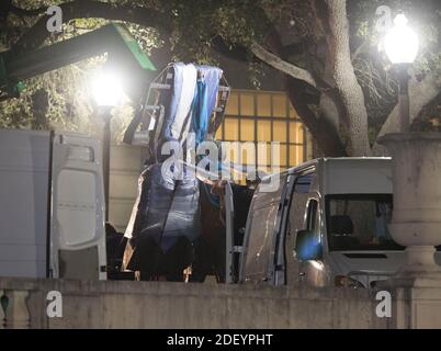 21 août 2017, Austin TX USA: Les travailleurs retirent la deuxième des quatre statues des héros confédérés à l'Université du Texas dans une action surprise de minuit avant que les cours d'automne commencent la semaine prochaine. Les quatre sont Stephen Hogg, Robert E. Lee, Sidney Johnston et John H. Reagan. ©Bob Daemmrich Banque D'Images