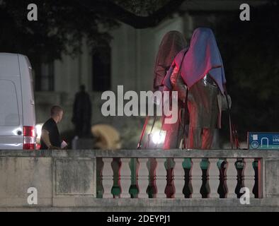 21 août 2017, Austin TX USA: Les travailleurs retirent la deuxième des quatre statues des héros confédérés à l'Université du Texas dans une action surprise de minuit avant que les cours d'automne commencent la semaine prochaine. Les quatre sont Stephen Hogg, Robert E. Lee, Sidney Johnston et John H. Reagan. ©Bob Daemmrich Banque D'Images
