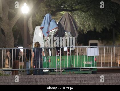 21 août 2017, Austin TX USA: Les travailleurs retirent la deuxième des quatre statues des héros confédérés à l'Université du Texas dans une action surprise de minuit avant que les cours d'automne commencent la semaine prochaine. Les quatre sont Stephen Hogg, Robert E. Lee, Sidney Johnston et John H. Reagan. ©Bob Daemmrich Banque D'Images