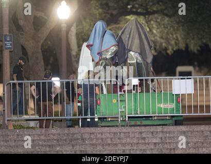 21 août 2017, Austin TX USA: Les travailleurs retirent la deuxième des quatre statues des héros confédérés à l'Université du Texas dans une action surprise de minuit avant que les cours d'automne commencent la semaine prochaine. Les quatre sont Stephen Hogg, Robert E. Lee, Sidney Johnston et John H. Reagan. ©Bob Daemmrich Banque D'Images