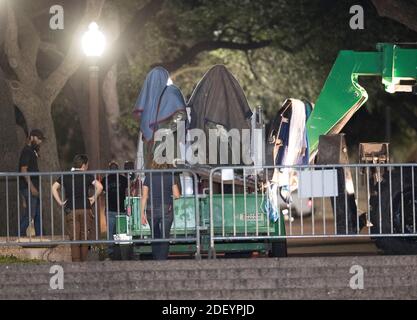 21 août 2017, Austin TX USA: Les travailleurs retirent la deuxième des quatre statues des héros confédérés à l'Université du Texas dans une action surprise de minuit avant que les cours d'automne commencent la semaine prochaine. Les quatre sont Stephen Hogg, Robert E. Lee, Sidney Johnston et John H. Reagan. ©Bob Daemmrich Banque D'Images