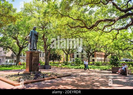 Savannah, Etats-Unis - 11 mai 2018: Reynolds Park avec des gens en Géorgie pendant la journée ensoleillée en été avec rue et statue de John Wesley dans le centre de la place Banque D'Images