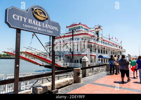 Savannah, Etats-Unis - 11 mai 2018: Vieille ville centre-ville River Street en Géorgie célèbre ville du sud avec le bateau de croisière Red Queen belles ferry et panneau pour Banque D'Images