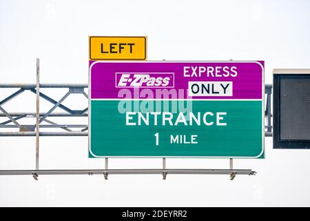 Reston, USA - 14 mai 2018: EZPass EZ Pass voie de sortie pour le péage avec le texte du panneau pour l'entrée et tourner à gauche en Virginie Banque D'Images