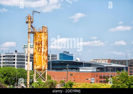 Raleigh, États-Unis - 13 mai 2018 : paysage urbain du centre-ville de Caroline du Nord pendant la journée avec des bâtiments modernes et une usine d'affaires en été Banque D'Images