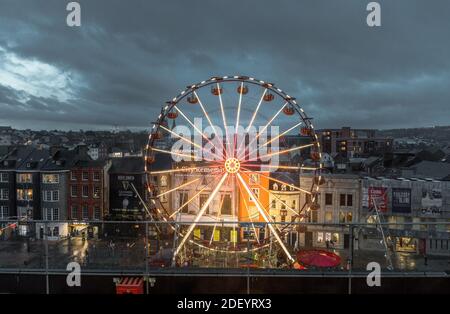 Cork, Cork, Irlande. 02 décembre 2020. Une grande roue de trente mètres de haut a été installée sur le Grand Parade dans le cadre de GLOW, UNE célébration de Noël en liège qui a ouvert le 02 décembre et se tiendra jusqu'à Noël. Organisé par le Conseil municipal de Cork, le festival attire chaque année des milliers de personnes dans la ville. Credit; David Creedon / Alamy Live News Banque D'Images