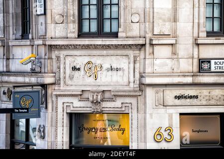 Londres, Royaume-Uni - 22 juin 2018 : route de la flotte dans le centre-ville avec des panneaux pour Eye place Gregory et Seeley Opticiens Banque D'Images