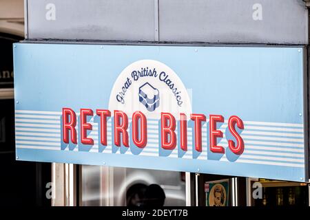 Londres, Royaume-Uni - 22 juin 2018 : Fleet Street au centre de la ville du quartier avec proximité pour l'entrée de panneau pour le magasin de restaurant de café Retro Bites Banque D'Images