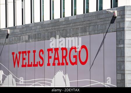 Londres, Royaume-Uni - 22 juin 2018 : gros plan de l'entrée de la banque Wells Fargo avec un panneau rouge sur le mur du bâtiment moderne et personne en Angleterre Banque D'Images