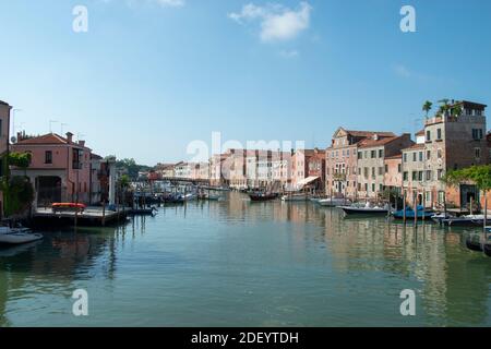 Sestiere di Castello à Venise avec ses bâtiments caractéristiques, ses canaux, ses ponts et ses ruelles. Banque D'Images
