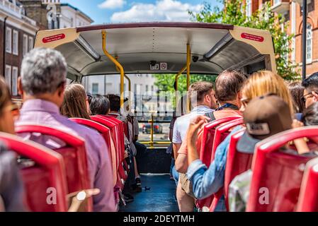 Londres, Royaume-Uni - 22 juin 2018: Arrière des gens touristes assis dans des sièges regardant la vue de la ville sur la rue route double decker rouge Big bus Banque D'Images