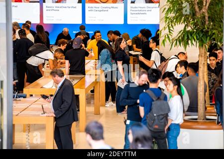 Londres, Royaume-Uni - 22 juin 2018: Apple Store à Londres avec des gens à l'intérieur regardant la technologie moderne d'iphone Banque D'Images