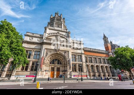 Londres, Royaume-Uni - 24 juin 2018 : entrée principale du musée d'art Victoria et Albert dans une architecture de style gothique classique à Cromwell Gardens Street Road à CH Banque D'Images