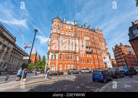 Londres, Royaume-Uni - 24 juin 2018: Albert court brique rouge victorien bâtiment d'appartements par Imperial College de la science et de la technologie avec des gens à Chels Banque D'Images