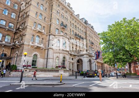 Londres, Royaume-Uni - 24 juin 2018 : entrée de l'architecture d'hôtel cinq étoiles Langham 5 à l'intersection des rues Portland et Langham place en été avec Banque D'Images