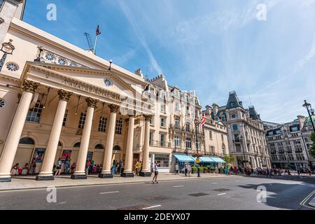 Londres, Royaume-Uni - 24 juin 2018 : personnes en attente debout en ligne par le bâtiment du Théâtre Royal Haymarket avec des colonnes classiques d'architecture de l'ambassade de Kaza Banque D'Images