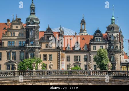 Residenzschloss, Westfassade, Sophienstraße, im Vordergrund Bogengalerie Zwinger, Dresde, Sachsen, Allemagne Banque D'Images