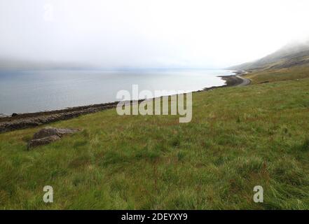 Vue panoramique sur les Fjords de l'Ouest baignés de brume Autoroute 61 entre Isafjordur et Holmavik (Islande - juillet) Banque D'Images