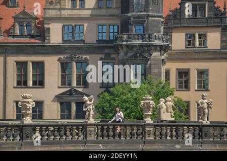 Residenzschloss, Westfassade, Sophienstraße, im Vordergrund Bogengalerie Zwinger, Dresde, Sachsen, Allemagne Banque D'Images