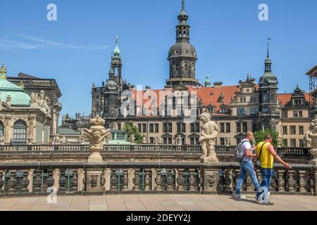 Residenzschloss, Westfassade, Sophienstraße, im Vordergrund Bogengalerie Zwinger, Dresde, Sachsen, Allemagne Banque D'Images