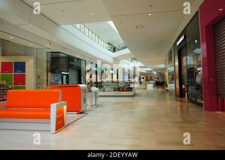 POZNAN, POLOGNE - 06 avril 2019 : intérieur du centre commercial Posnania avec boutiques Banque D'Images