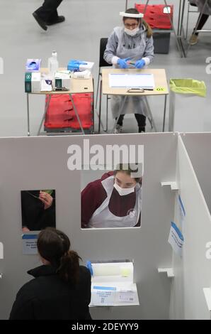 Un étudiant a un test asymptomatique utilisant l'antigène de flux latéral dans un centre de test de l'Université d'Edimbourg avant d'être autorisé à voyager à la maison pour les vacances de Noël. Banque D'Images