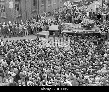 Des foules de gens et une garde d'honneur de chars, rencontrant M. Maisky, ambassadeur soviétique, et des membres de la mission militaire russienne lorsqu'ils sont arrivés dans une usine de chars quelque part en Grande-Bretagne(?), où la production de chars de la semaine est pour la Russie, montrant le char 'Stalin', Qui venait d'être baptisé par Madame Maisky Banque D'Images