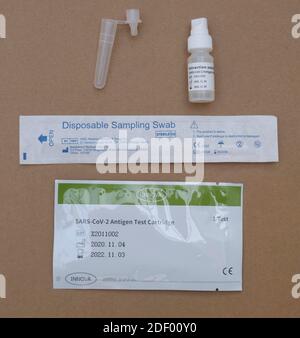 Kit de test instantané du coronavirus Covid 19 de l'antigène du COV du SRAS de la marque Innova donnant un résultat en 30 minutes au personnel du NHS pour qu'il effectue un auto-test avant de se rendre au travail. Banque D'Images