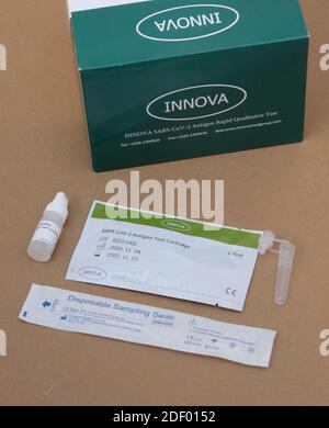 Kit de test instantané du coronavirus Covid 19 de l'antigène du COV du SRAS de la marque Innova donnant un résultat en 30 minutes au personnel du NHS pour qu'il effectue un auto-test avant de se rendre au travail. Banque D'Images