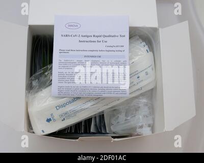 Kit de test instantané du coronavirus Covid 19 de l'antigène du COV du SRAS de la marque Innova donnant un résultat en 30 minutes au personnel du NHS pour qu'il effectue un auto-test avant de se rendre au travail. Banque D'Images