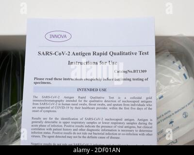 Kit de test instantané du coronavirus Covid 19 de l'antigène du COV du SRAS de la marque Innova donnant un résultat en 30 minutes au personnel du NHS pour qu'il effectue un auto-test avant de se rendre au travail. Banque D'Images
