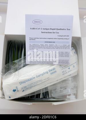 Kit de test instantané du coronavirus Covid 19 de l'antigène du COV du SRAS de la marque Innova donnant un résultat en 30 minutes au personnel du NHS pour qu'il effectue un auto-test avant de se rendre au travail. Banque D'Images