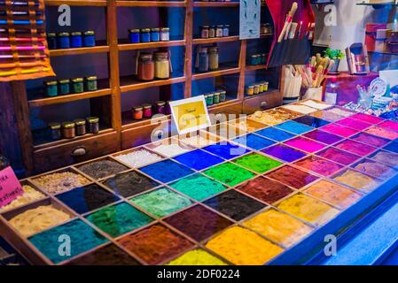 pigments de couleur naturelle dans une fenêtre de magasin. Venise, Vénétie, Italie, Europe Banque D'Images